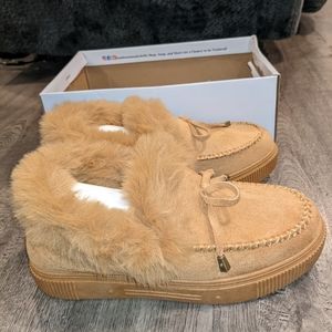 SIZE 9. Fur lined moccasins